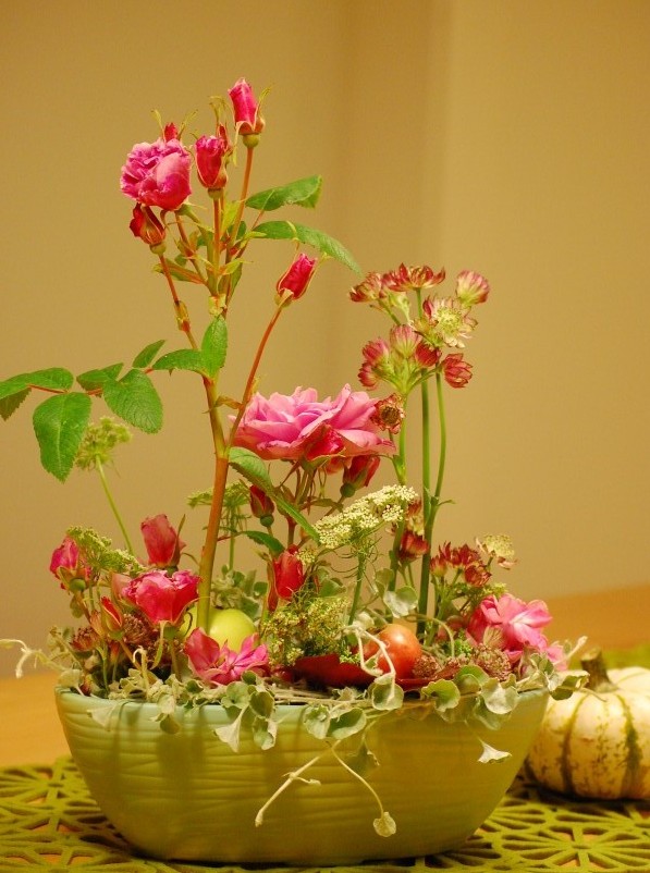 Blomsterdekoration med rosen Therese Bugnet, Stjärnflocka, Tandpetarsilja och Dichondra Silver falls (1)