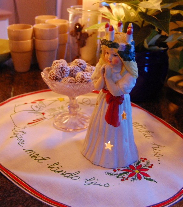 Luciafigur och luciaduk