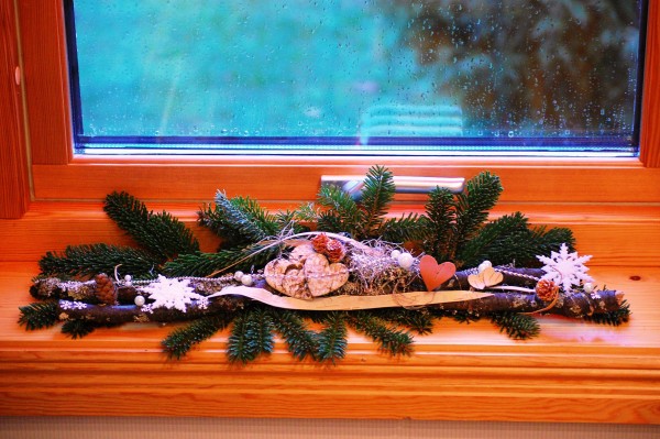 Fönsterdekoration av mossiga grenar