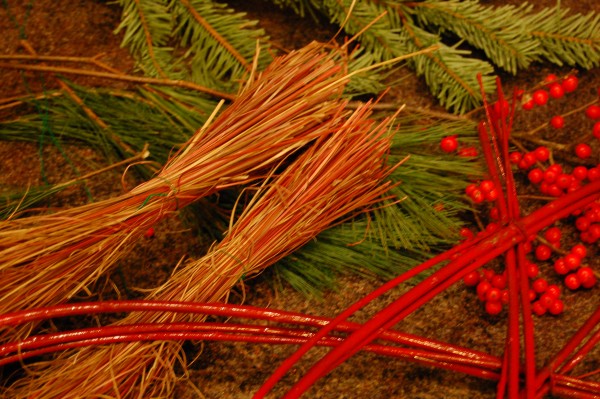 Julig dörrprydnad med pilkvistar och kopparstarr (1)