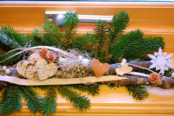 Närbild av fönsterdekoration av mossiga grenar